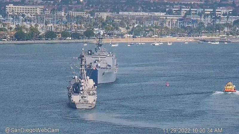 Эсминец "Момсен" и десантный корабль "Харперс Ферри", США